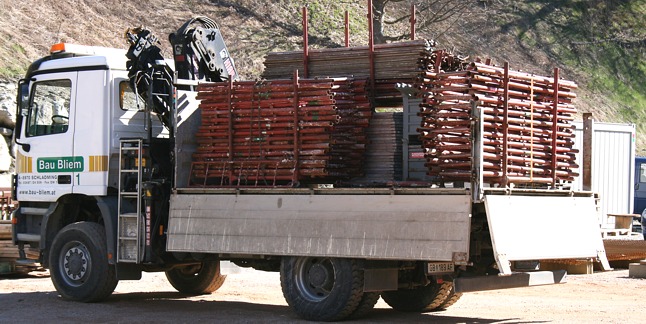 Bau Bliem LKW mit Ladung