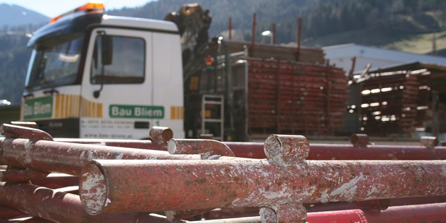 Gerüststangen mit LKW im Hintergrund - Bau Bliem